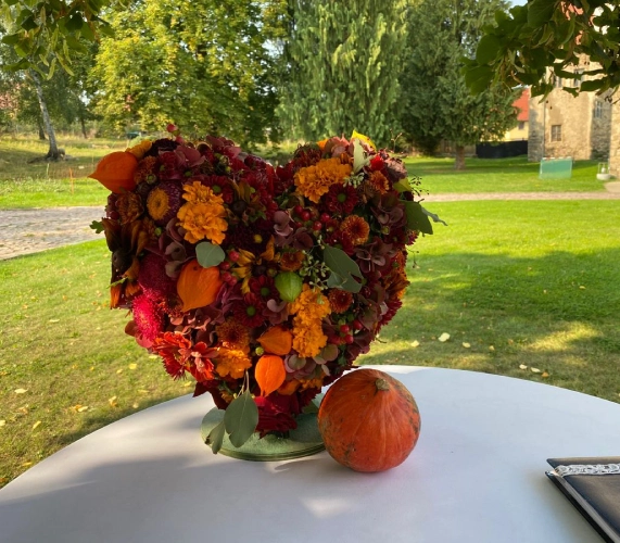 Herz-Blumengesteck auf einen Tisch auf der wiese im Rittergut Limbach