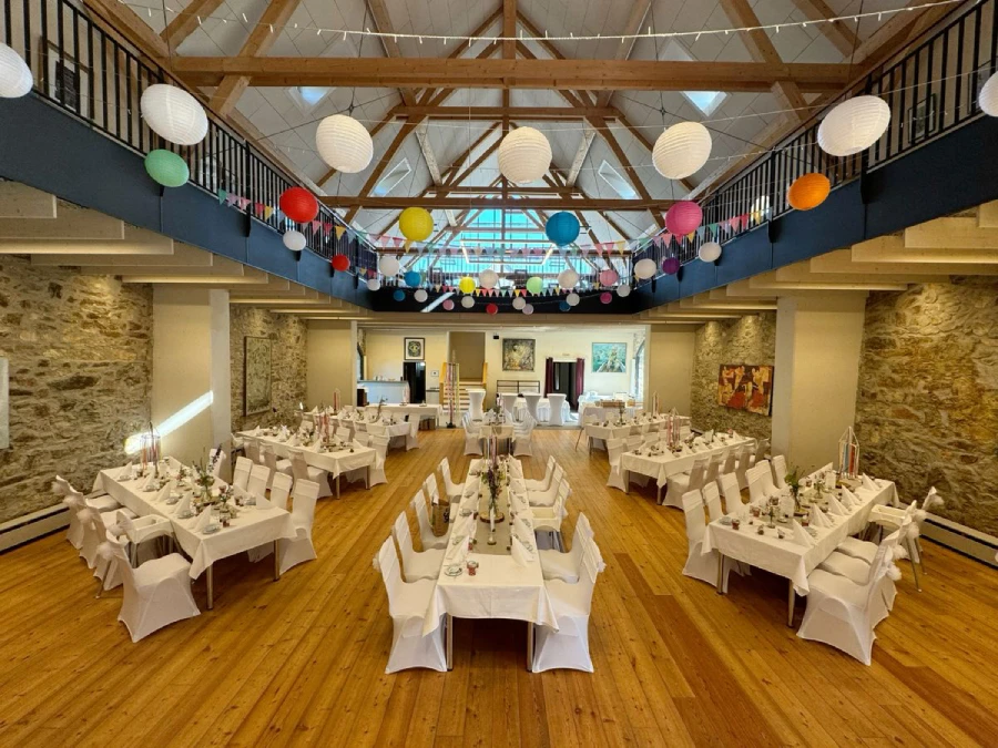 Festlich geschmückte Kulturscheune im Rittergut Limbach