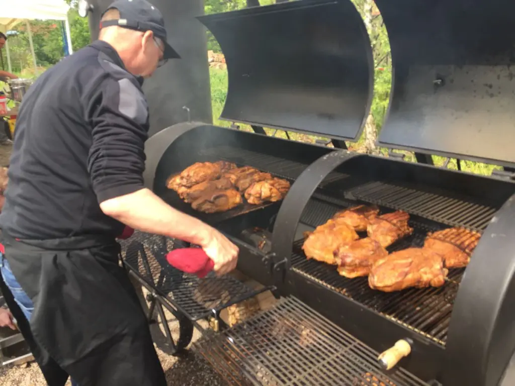 Biergarten Rittergut Limbach, offener Smoker mit viel Fleisch