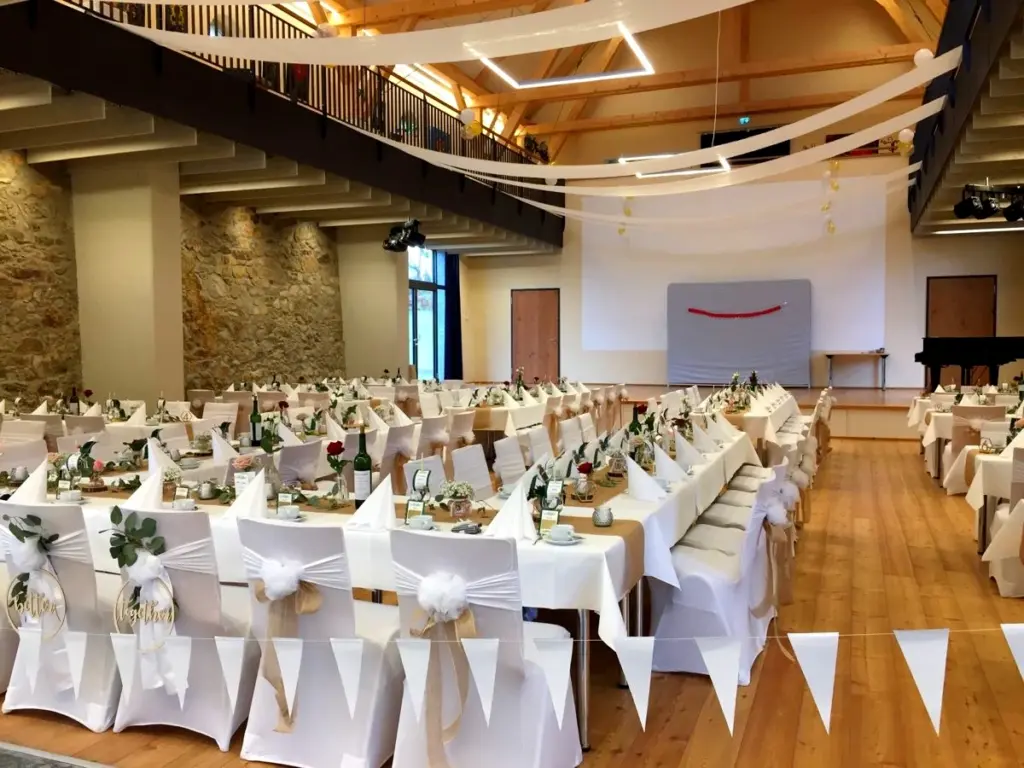 Kulturscheune des Rittergut Limbach für eine Hochzeit geschmückt